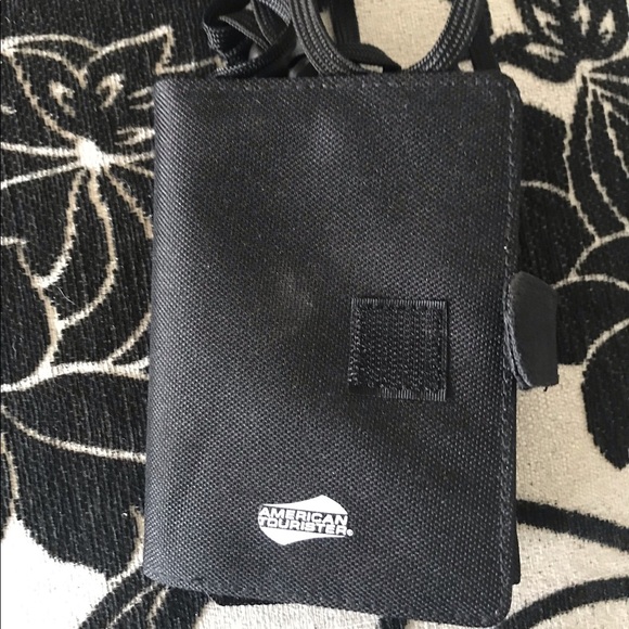 American Tourister Travel Pouch - Picture 1 of 2
